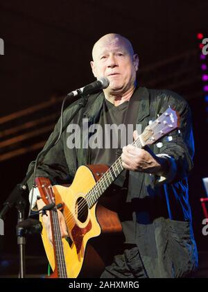 Neil Innes, collaboré avec le BONZO DOG DOO dah band-, Monty Python et l'Ruttles se produisant au Festival Musicport, Whitby, UK 20/10/13 Banque D'Images