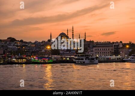 Süleymaniye Camii, Mosquée de Suleymaniye, situé sur une colline de district de Fatih, vu du pont de Galata, Galata Köprüsü, au coucher du soleil Banque D'Images