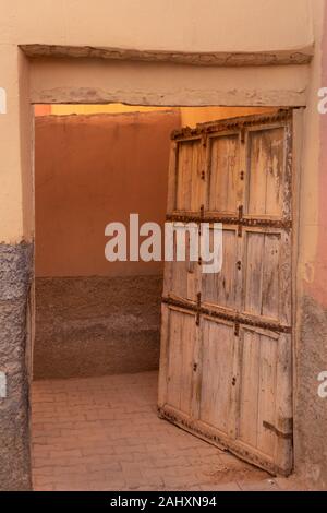 Vieille porte en bois, entrée d'une maison de la médina de Tiznit, Maroc Banque D'Images