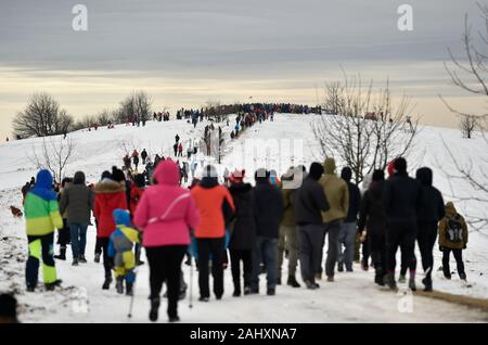 Réunion traditionnelle des Tchèques et des slovaques à la frontière à Velka Javorina mountain, la République tchèque, le 31 décembre 2019. (CTK Photo/Dalibor Gluck) Banque D'Images