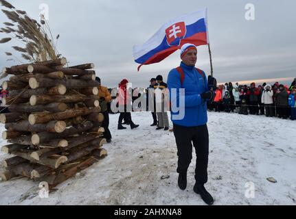 Réunion traditionnelle des Tchèques et des slovaques à la frontière à Velka Javorina mountain, la République tchèque, le 31 décembre 2019. (CTK Photo/Dalibor Gluck) Banque D'Images