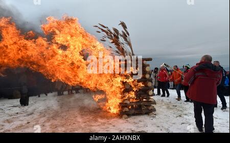 Réunion traditionnelle des Tchèques et des slovaques à la frontière à Velka Javorina mountain, la République tchèque, le 31 décembre 2019. (CTK Photo/Dalibor Gluck) Banque D'Images