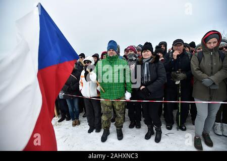 Réunion traditionnelle des Tchèques et des slovaques à la frontière à Velka Javorina mountain, la République tchèque, le 31 décembre 2019. (CTK Photo/Dalibor Gluck) Banque D'Images