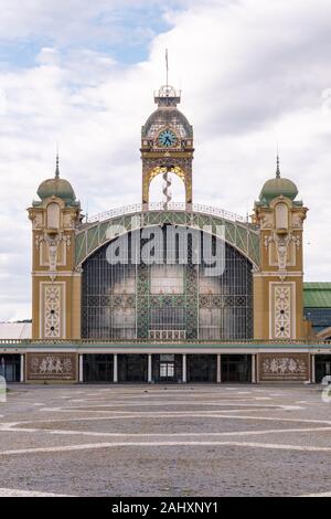 Prague, République tchèque - 16 août 2019 : Tour du Palais Indurstrial dans Praha Holesovice Vystaviste,. Le Palais Industriel - en tchèque Prumyslovy Banque D'Images