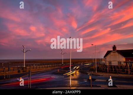 Southport, Merseyside ; UK Weather, 2 Jan 2020. Purple Skies sur le centre de la ville, à l'aube. Un ciel nuageux avec de nombreuses couches signifie temps est en provenance de plusieurs directions différentes. Altocumulus associées aux conditions météorologiques changeantes. Credit : MediaWorldImages/Alamy Live News Banque D'Images