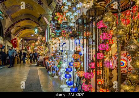 Les lampes colorées et l'art sont vendus au Grand Bazar, Kapalıçarşı, un des plus grands et les plus anciens marchés couverts dans le monde Banque D'Images