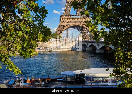 Bateau de tourisme, Tour Eiffel, Seine, Paris, France