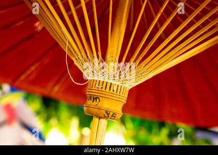 Fabriqué à la main en rouge traditionnels colorés parasol bambou avec rayons à la recherche de dessous. Photographie : Iris de Reus Banque D'Images