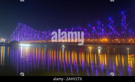 Howrah Bridge (selective focus) - L'historique pont en porte-à-faux sur le fleuve Hooghly éclairé avec des lumières jaune et violet Banque D'Images