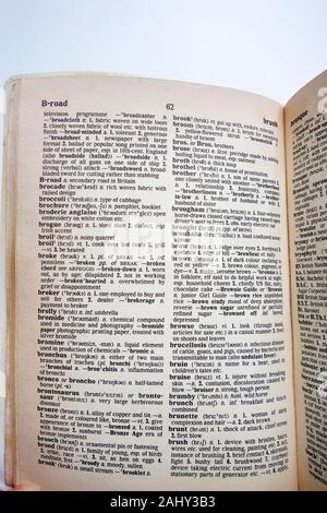 Les pages intérieures de la Compact Collins Dictionnaire de la langue française Édition 1989. Notez que 'browser' n'est pas illustré. Banque D'Images