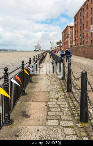Royal Albert Dock Promenade, Liverpool, Angleterre, Royaume-Uni. Cunard Liner 'Queen Elizabeth' est accosté au terminal de croisière de Liverpool dans la distance. Banque D'Images