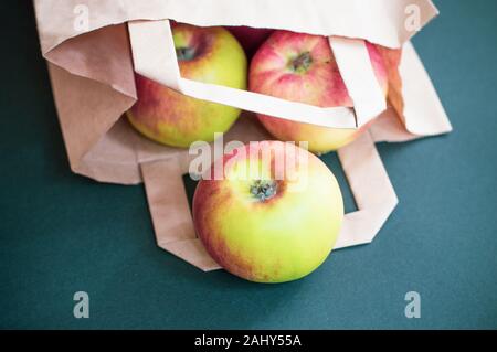 Les pommes dans le panier sur fond sombre Banque D'Images