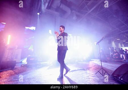 Istanbul, Istanbul, Turquie. 31 Dec, 2019. Une photo prise le 31 décembre 2019 illustre chanteur palestinien Mohammed Assaf lors du spectacle fête du Nouvel An à Istanbul, Turquie : Crédit ombragé Alassar Images/APA/ZUMA/Alamy Fil Live News Banque D'Images