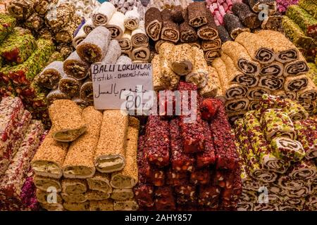 Grande variété de Loukoum, Hanim, sont offerts en vente dans le marché aux Epices, Mısır Çarşısı, également connu sous le nom de bazar égyptien Banque D'Images