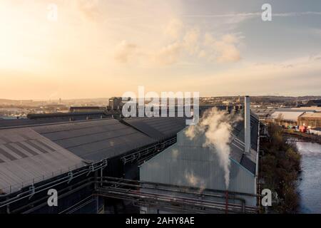 Frosty Sheffield City golden sunrise. Vue aérienne des usines et entrepôts Banque D'Images