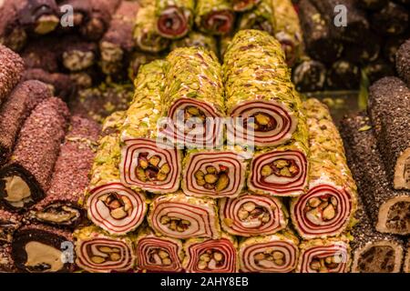 Grande variété de Loukoum, Hanim, sont offerts en vente dans le marché aux Epices, Mısır Çarşısı, également connu sous le nom de bazar égyptien Banque D'Images