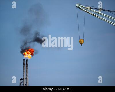 En venant de flamme dans la cheminée de la partie du port d'Anvers, Belgique Banque D'Images