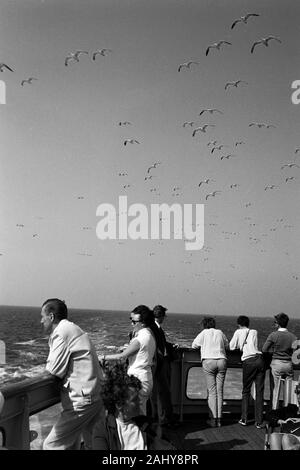 Schiffsreisende suis Heck der Prinzessin Christina während der Fahrt nach Schweden, Göteborg, 1960 er. Les voyageurs à la poupe du navire de la princesse Christina pendant un voyage à Göteborg, Suède, 1960. Banque D'Images