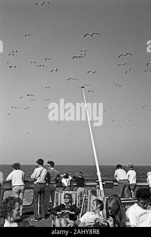 Schiffsreisende suis Heck der Prinzessin Christina während der Fahrt nach Schweden, Göteborg, 1960 er. Les voyageurs à la poupe du navire de la princesse Christina pendant un voyage à Göteborg, Suède, 1960. Banque D'Images