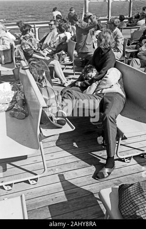 Schiffsreisende suis Heck der Prinzessin Christina während der Fahrt nach Schweden, Göteborg, 1960 er. Les voyageurs à la poupe du navire de la princesse Christina pendant un voyage à Göteborg, Suède, 1960. Banque D'Images