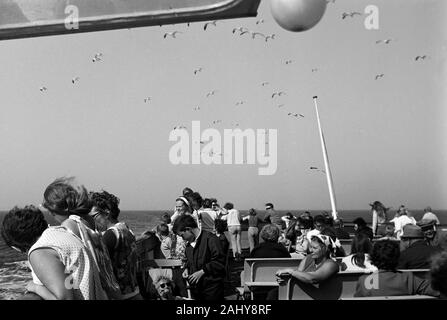 Schiffsreisende suis Heck der Prinzessin Christina während der Fahrt nach Schweden, Göteborg, 1960 er. Les voyageurs à la poupe du navire de la princesse Christina pendant un voyage à Göteborg, Suède, 1960. Banque D'Images