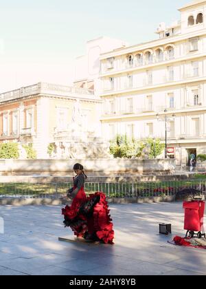 Artiste de rue faisant la danse flamenco traditionnel dans le centre-ville historique de Séville, Andalousie, Espagne Banque D'Images