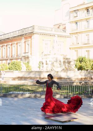 Artiste de rue faisant la danse flamenco traditionnel dans le centre-ville historique de Séville, Andalousie, Espagne Banque D'Images