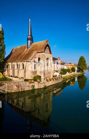 France, Bourgogne, Yonne, Sens, Saint-Maurice église sur la rivière l'Yonne Banque D'Images