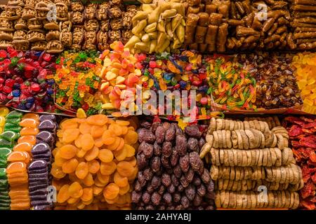 Grande variété de fruits secs à coque et des bonbons sont offerts en vente dans le marché aux Epices, Mısır Çarşısı, également connu sous le nom de bazar égyptien Banque D'Images