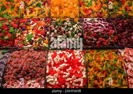 Grande variété de bonbons colorés sont proposés à la vente dans le marché aux Epices, Mısır Çarşısı, également connu sous le nom de bazar égyptien Banque D'Images