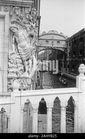 Blick auf die Seufzerbrücke., Ponte dei Sospiri, führt über den Palastfluss (Rio di Palazzo) und verbindet das Alte Gefängnis in Venedig mit einigen Gondeln, italien Venezia 1954. Vue de la légendaire Pont des Soupirs, Ponte dei Sospiri, passe au-dessus de la rivière Palace (Rio di Palazzo) et relie la Vieille Prison à Venise devant certains gondola, Italie Venise 1954. Banque D'Images