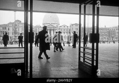 Ein Ausgang vor der Kirche San Simeone Piccolo dans Sestiere Santa Croce, Venise Italie 1954. Une sortie en face de l'église de San Simeone Piccolo dans Sestiere Santa Croce, Venise Italie 1954. Banque D'Images