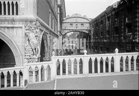 Blick auf die Seufzerbrücke., Ponte dei Sospiri, führt über den Palastfluss (Rio di Palazzo) und verbindet das Alte Gefängnis in Venedig mit einigen Gondeln, italien Venezia 1954. Vue de la légendaire Pont des Soupirs, Ponte dei Sospiri, passe au-dessus de la rivière Palace (Rio di Palazzo) et relie la Vieille Prison à Venise devant certains gondola, Italie Venise 1954. Banque D'Images