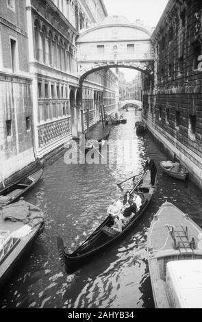 Blick auf die Seufzerbrücke., Ponte dei Sospiri, führt über den Palastfluss (Rio di Palazzo) und verbindet das Alte Gefängnis in Venedig mit einigen Gondeln, italien Venezia 1954. Vue de la légendaire Pont des Soupirs, Ponte dei Sospiri, passe au-dessus de la rivière Palace (Rio di Palazzo) et relie la Vieille Prison à Venise devant certains gondola, Italie Venise 1954. Banque D'Images