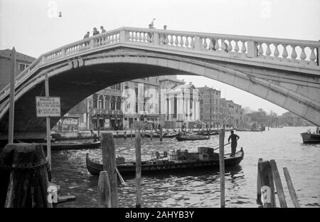 Ponte degli Scalzi Die Brücke in Venedig im Sestiere Cannaregio den überspannt Canal Grande, Italie 1954. Le Ponte degli Scalzi bridge à Venise dans le Sestiere Cannaregio s'étend sur le Grand Canal, Italie 1954. Banque D'Images