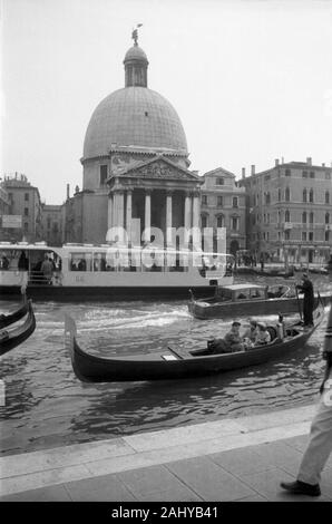 Reges treiben auf dem Canale Grande in Venedig der 1950er Jahre mit der Kirche San Simeone Piccolo im Hintergrund, Italien 1954. Flottant sur le Grand Canal à Venise des années 50, avec l'église de San Simeone Piccolo dans l'arrière-plan, Italie 1954 Banque D'Images