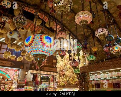 Istanbul, Turquie - décembre 2019. Lanternes de style arabe traditionnel coloré. Les lampes décoratives turc. Banque D'Images