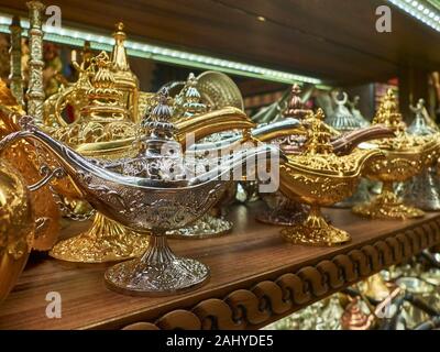 De couleur or et argent style arabe ustensiles geenie lampes. Banque D'Images