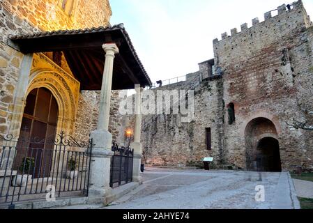 L'entrée à l'église de Santa Maria del Castillo et murs de Buitrago del Lozoya, Madrid, Espagne.