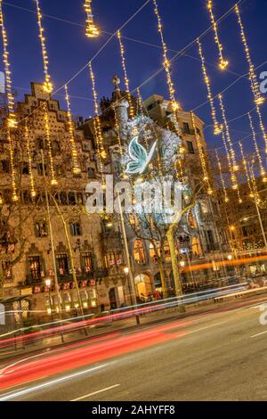 Passeig de Gracia, décoré de lumières de Noël et la Casa Batlló en arrière-plan, Barcelone, Catalogne, Espagne Banque D'Images