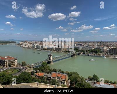 Vue sur la ville depuis la colline du château de Budapest jusqu'au bord de la rivière Pest, avec le pont de la chaîne, le Danube, la cathédrale de la basilique et le bâtiment du Parlement hongrois Banque D'Images