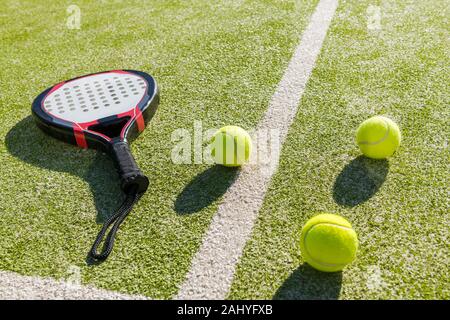 Raquette raquette de tennis et de boules sur du gazon artificiel, indoor sports concept et mode de vie sportive Banque D'Images