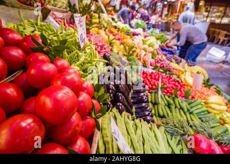 Grande variété de légumes différents sont offerts à la vente sur le marché de rue dans la banlieue de Kad ?köy, situé sur la partie asiatique de la ville Banque D'Images