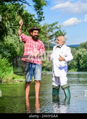 D'autres pêcheurs. La bonne pêche. Les barbus de la pêche. La fête de la famille. Passe-temps et des loisirs. La capture de poissons avec un ami. Les amis pêcher des poissons. Lucky et qualifiés. Spinners et attaquer. Belle prise. À l'appât et crochet. Banque D'Images