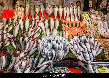 Grande variété de poissons différents sont offerts à la vente sur le marché de rue dans la banlieue Kadıköy, situé sur la partie asiatique de la ville Banque D'Images