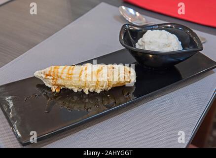 Dans la sauce au caramel de banane dessert nourriture avec de la glace à la vanille au luxe d'un restaurant à la carte avec le cacao Banque D'Images