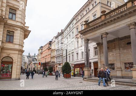 Karlovy Vary, République Tchèque - 5 mai 2017 : les gens ordinaires à pied la rue à Karlovy Vary resort town Banque D'Images
