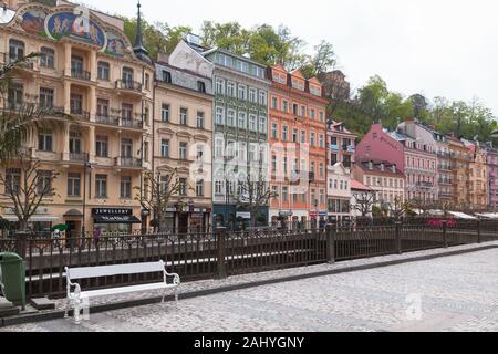 Karlovy Vary, République Tchèque - 5 mai 2017 : les vieilles maisons colorées le long de la côte de la rivière Tepla. Les gens ordinaires à pied la rue Banque D'Images