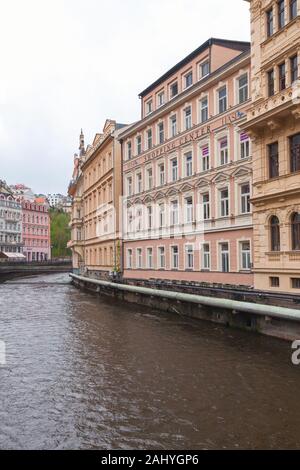 Karlovy Vary, République Tchèque - 5 mai 2017 : les vieilles maisons le long de la côte de la rivière Tepla. Street view vertical Banque D'Images