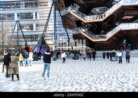 Chantiers d'Hudson, New York, NY, USA- 15 décembre 2019 : les touristes appréciant les chantiers d'Hudson et le navire, Midtown West, Manhattan Banque D'Images